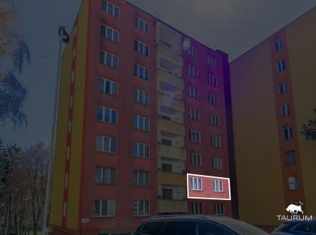 Fasáda bytového domu, zateplení, plastová okna, moderní úprava.