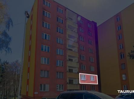 Fasáda bytového domu, zateplení, plastová okna, moderní úprava.