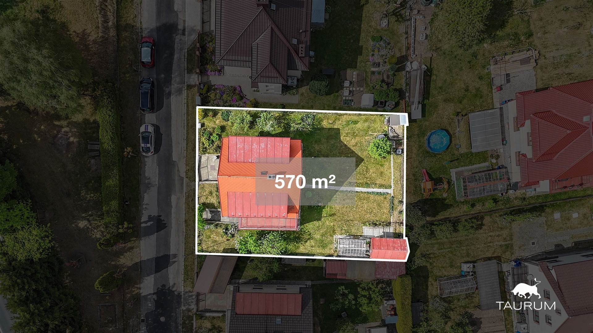 Středně velká zahrada se zatravněnou plochou, červenou střechou a oplocením, ideální pro rodinný dům, na parcele o rozloze 570 m²