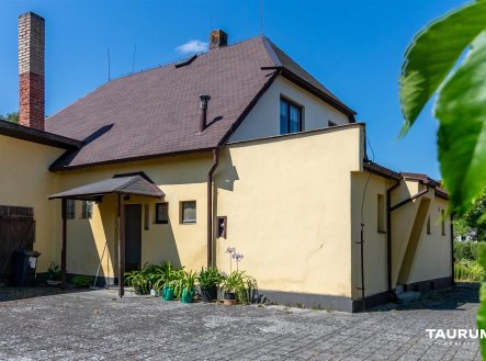 Rodinný dům 7+1 s pozemkem 1996 m²