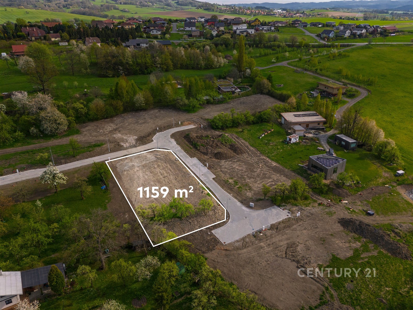Stavební pozemek o rozloze 1159 m² v klidné lokalitě. Rovinatý terén, ideální pro výstavbu rodinného domu. Krásný výhled na okolní krajinu.