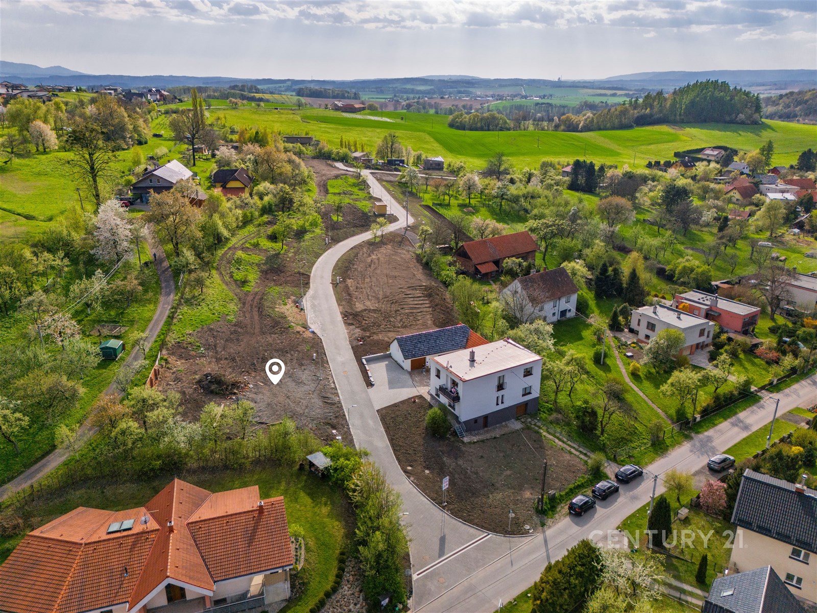 Nový stavební pozemek na klidném místě, obklopen přírodou. Ideální pro moderní výstavbu s výhledem na malebnou krajinu.