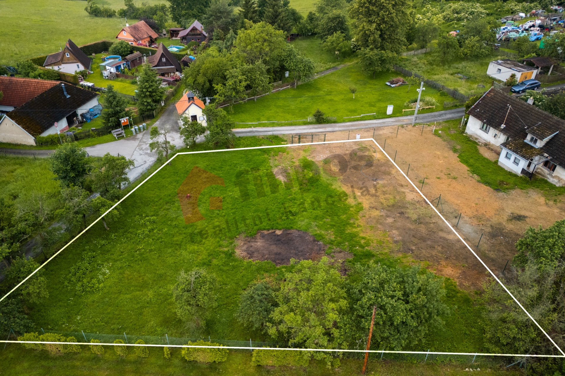 Prodej stavebního pozemku 1263m v Lipinech u Velíše