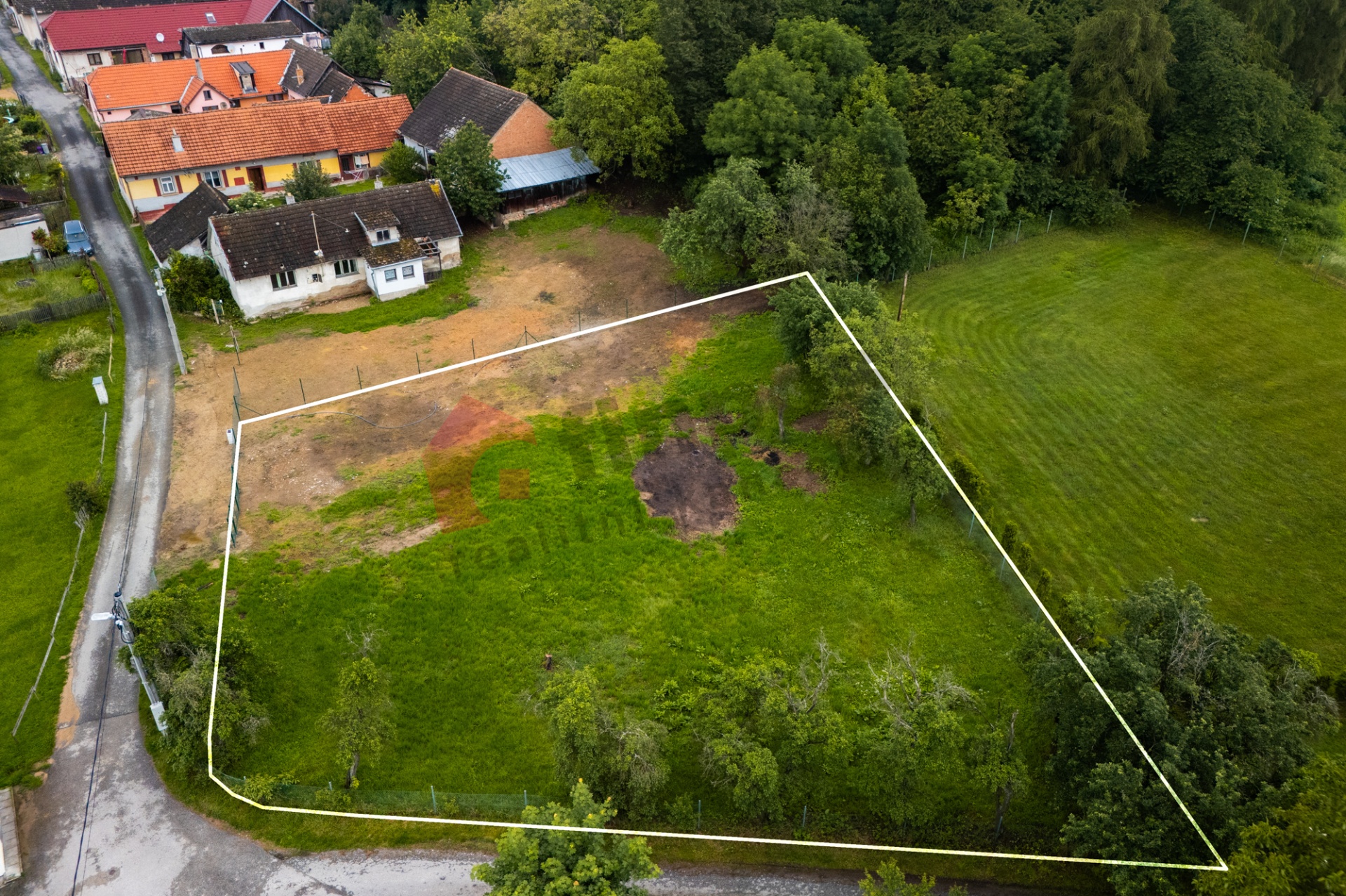 Prodej stavebního pozemku 1263m v Lipinech u Velíše