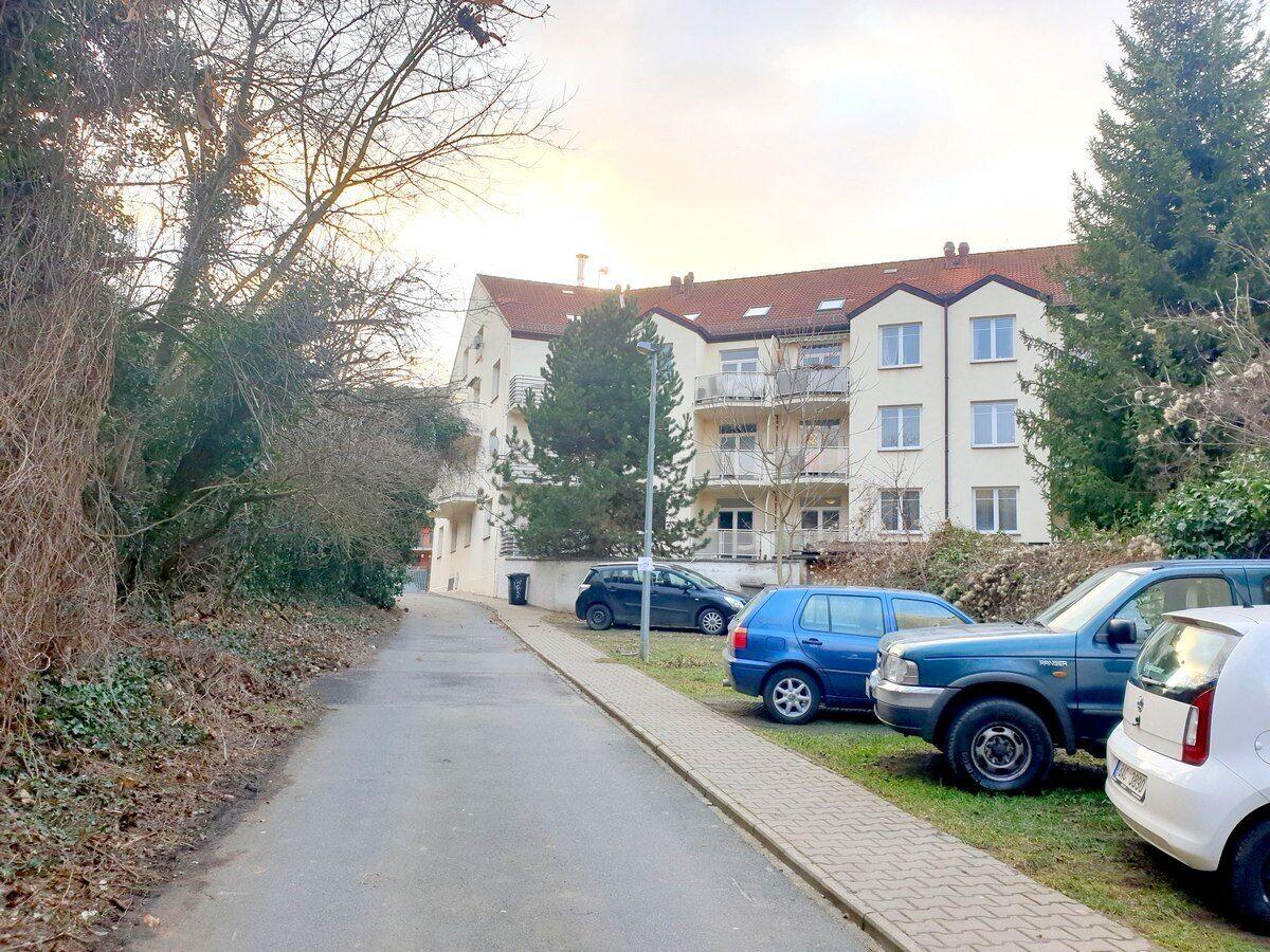 Parkovací stání, Musílkova ulice, Praha 5 Košíře