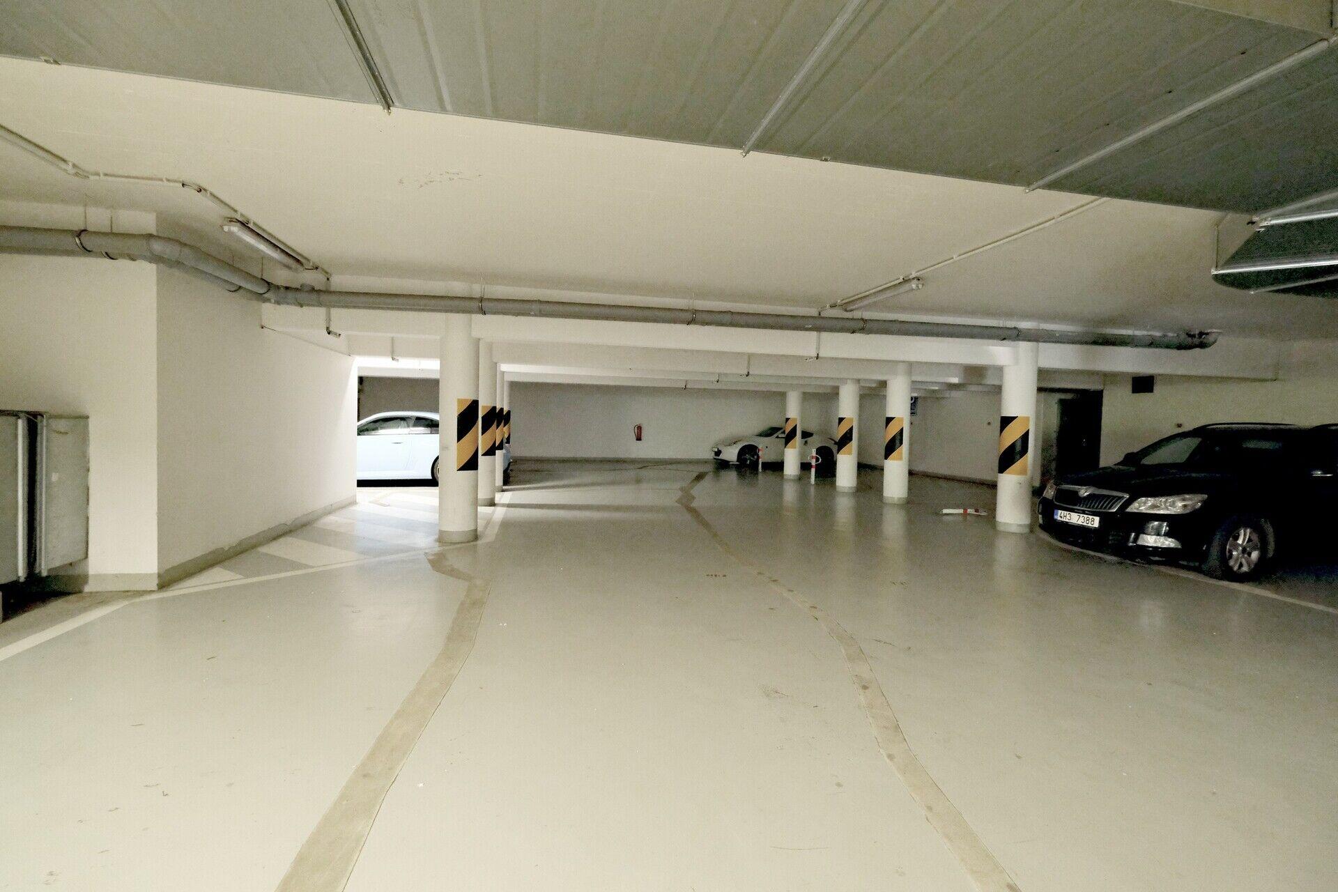 Garážová stání, V Dolině, Praha 4 Michle