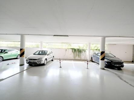 Pronájem garážového stání, 13 m² obrázek