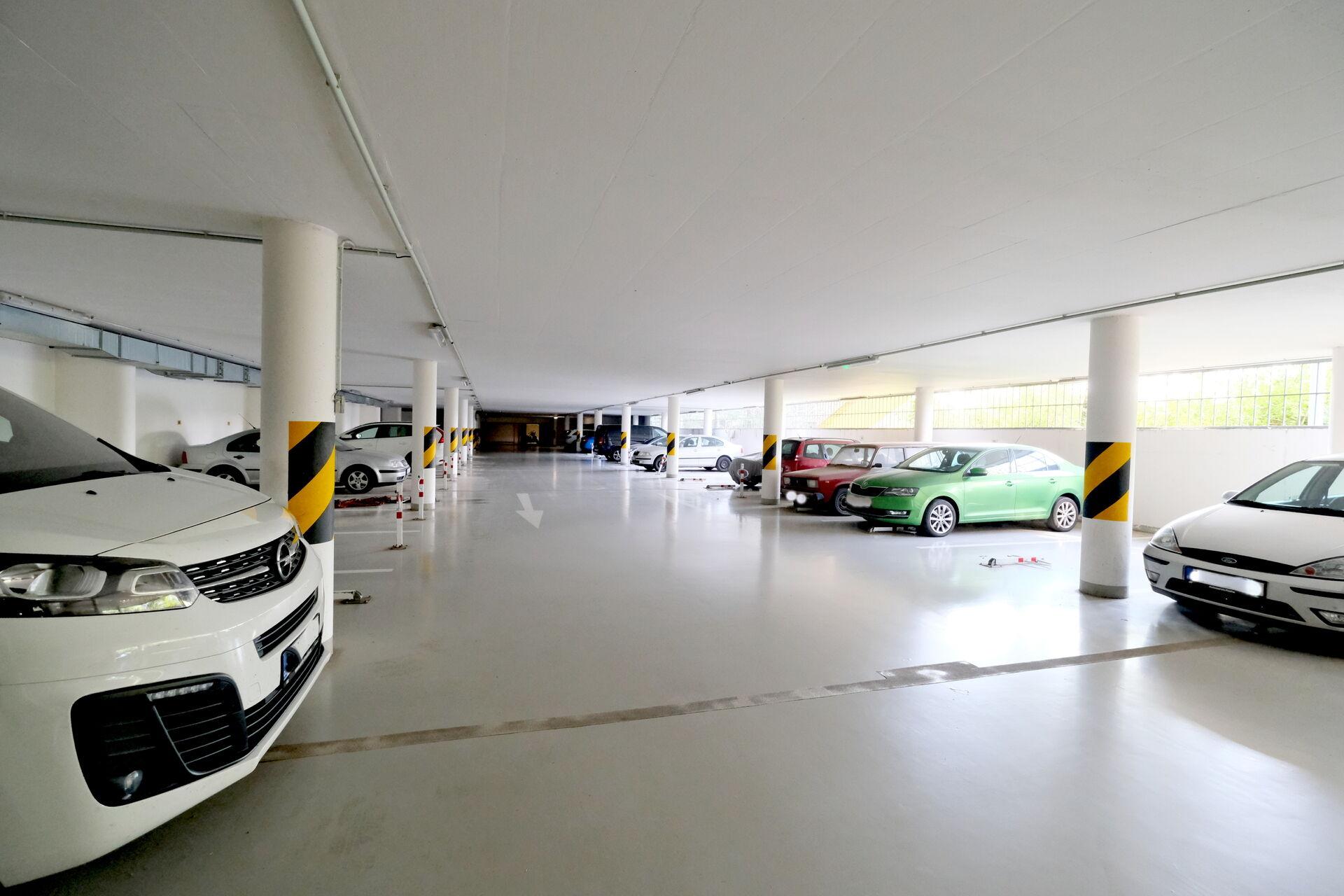 Garážová stání, V Dolině, Praha 4 Michle