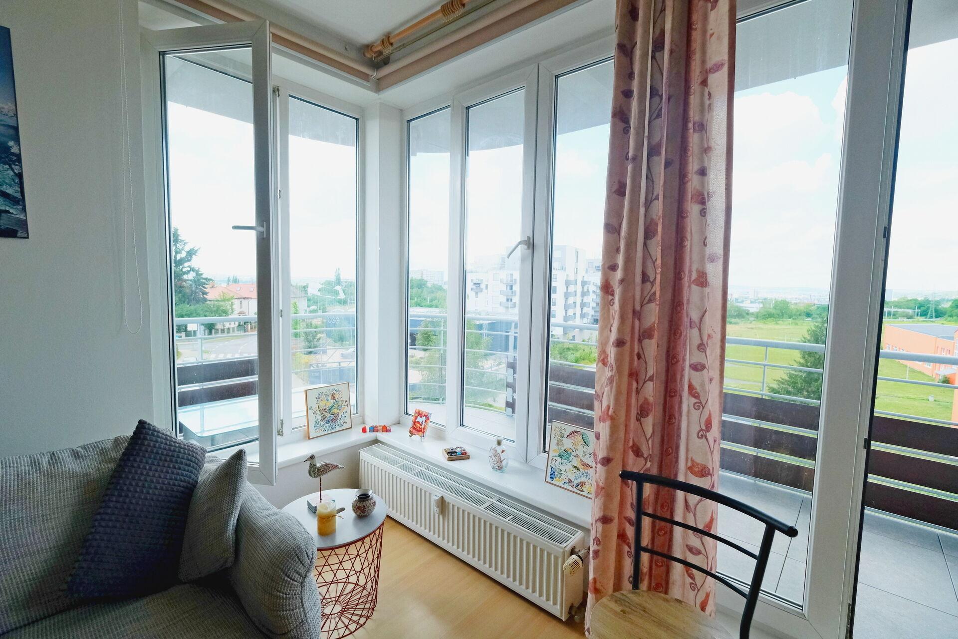 2+kk (63m2) + balkon (9m2) Praha 9 Kyje, ulice Za Černým Mostem.