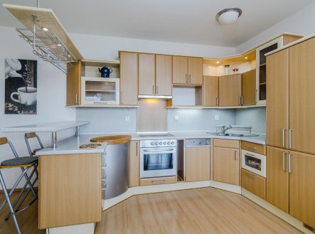 2+kk (63m2) + balkon (9m2) Praha 9 Kyje, ulice Za Černým Mostem.