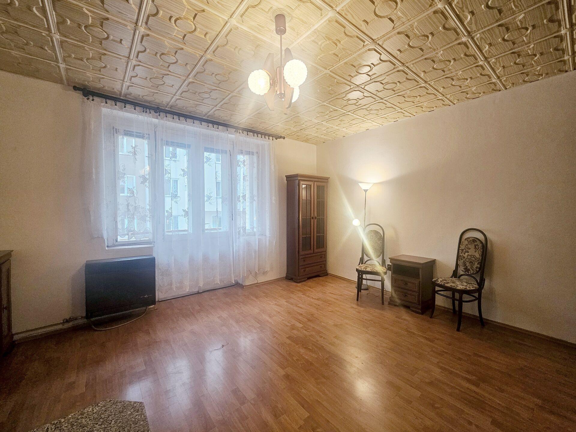 Cihlová garsoniera s balkonem, Viklefova ulice, Praha 3