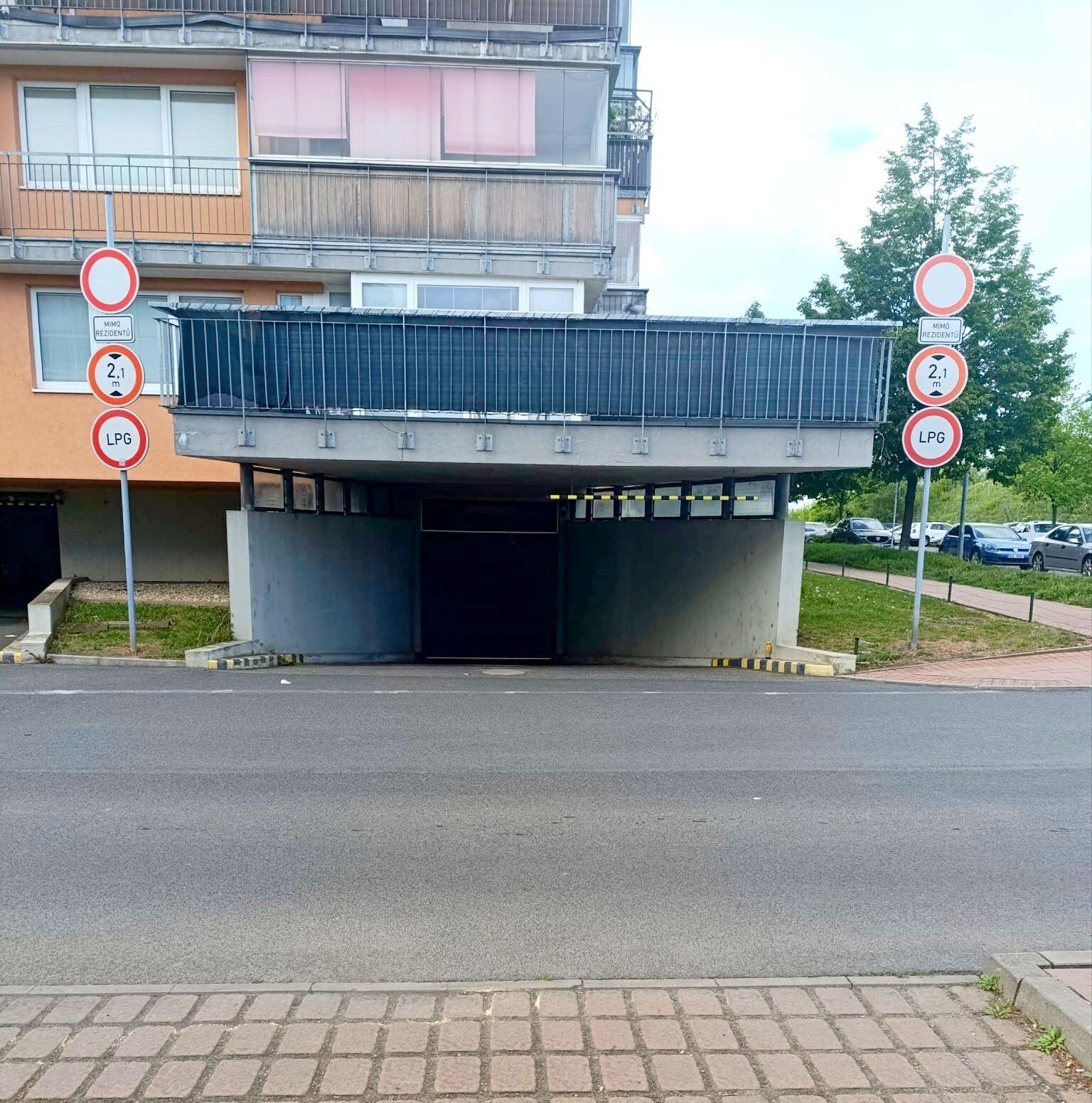 Pronájem garážového stání Zásadská ulice, Praha 9 Střížkov