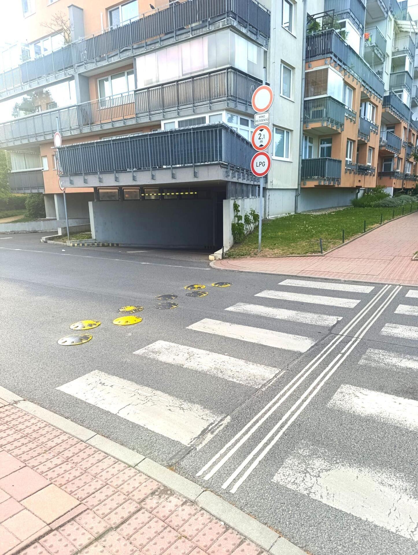 Pronájem garážového stání Zásadská ulice, Praha 9 Střížkov