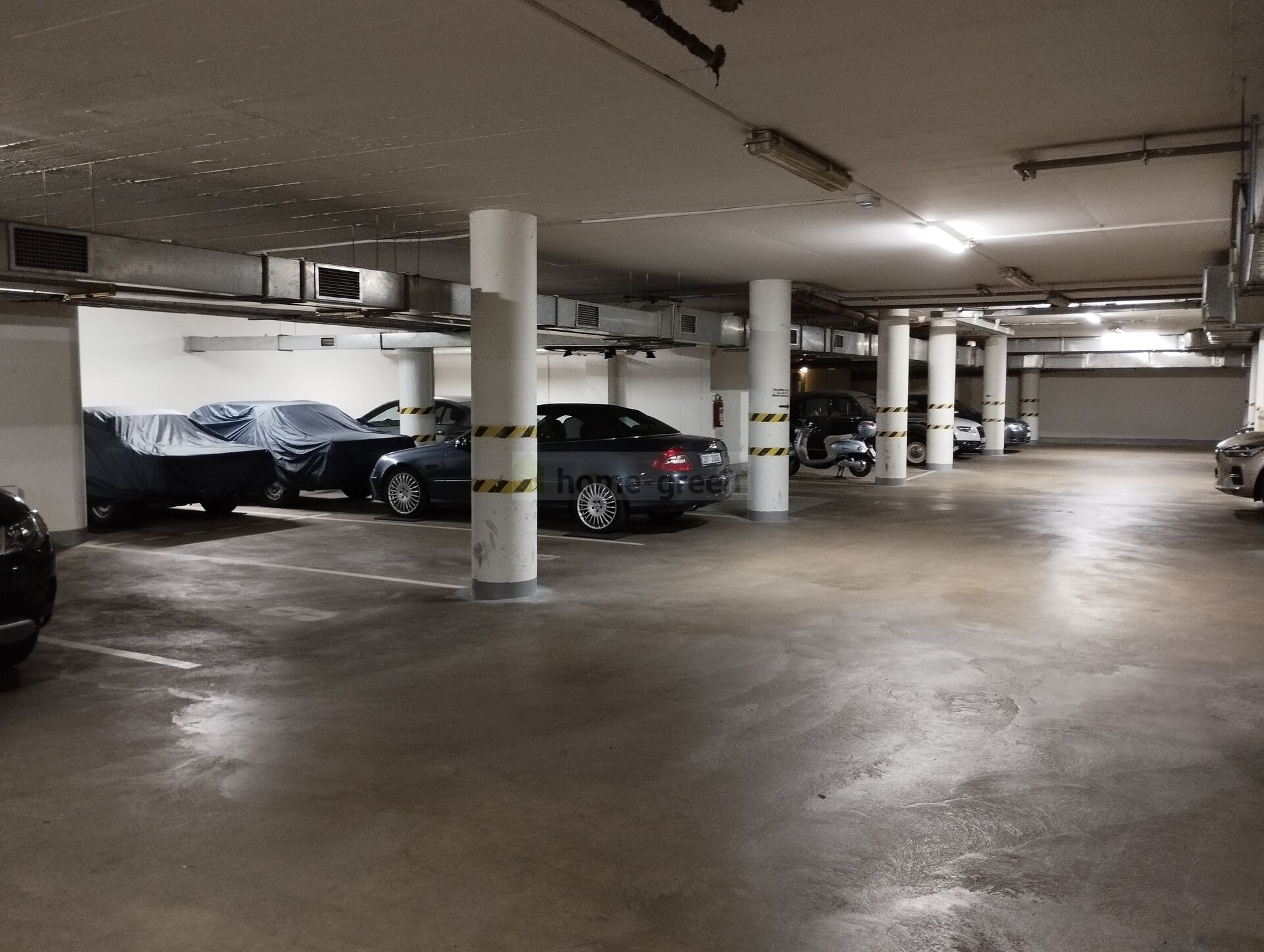 Parkovací místo v garáži - 15 m2, Mojmírovo náměstí, Brno