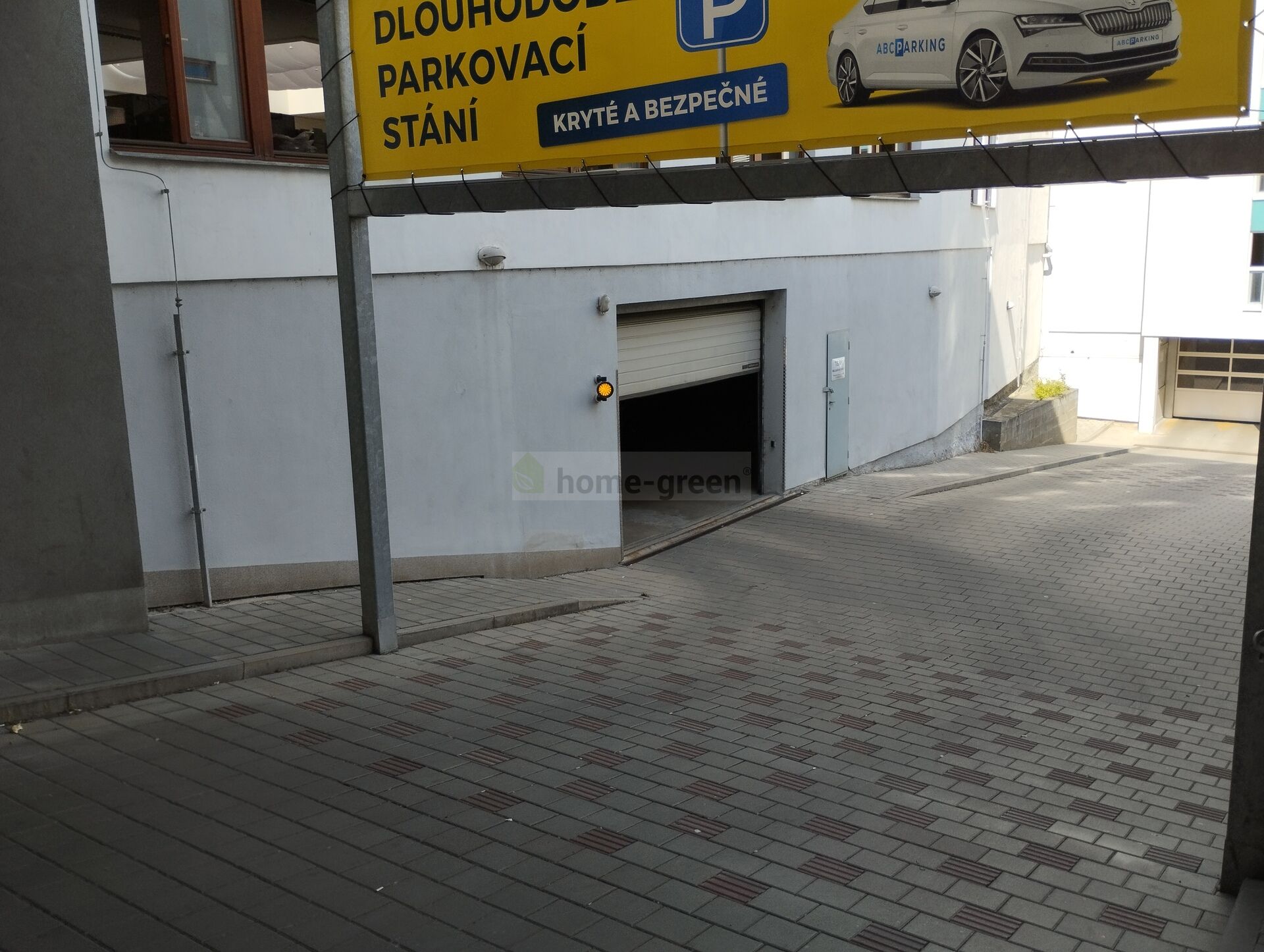 Parkovací místo v garáži - 15 m2, Mojmírovo náměstí, Brno