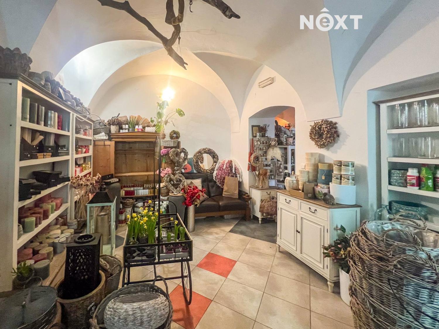 Pronájem komerční Obchodní prostory, 79㎡