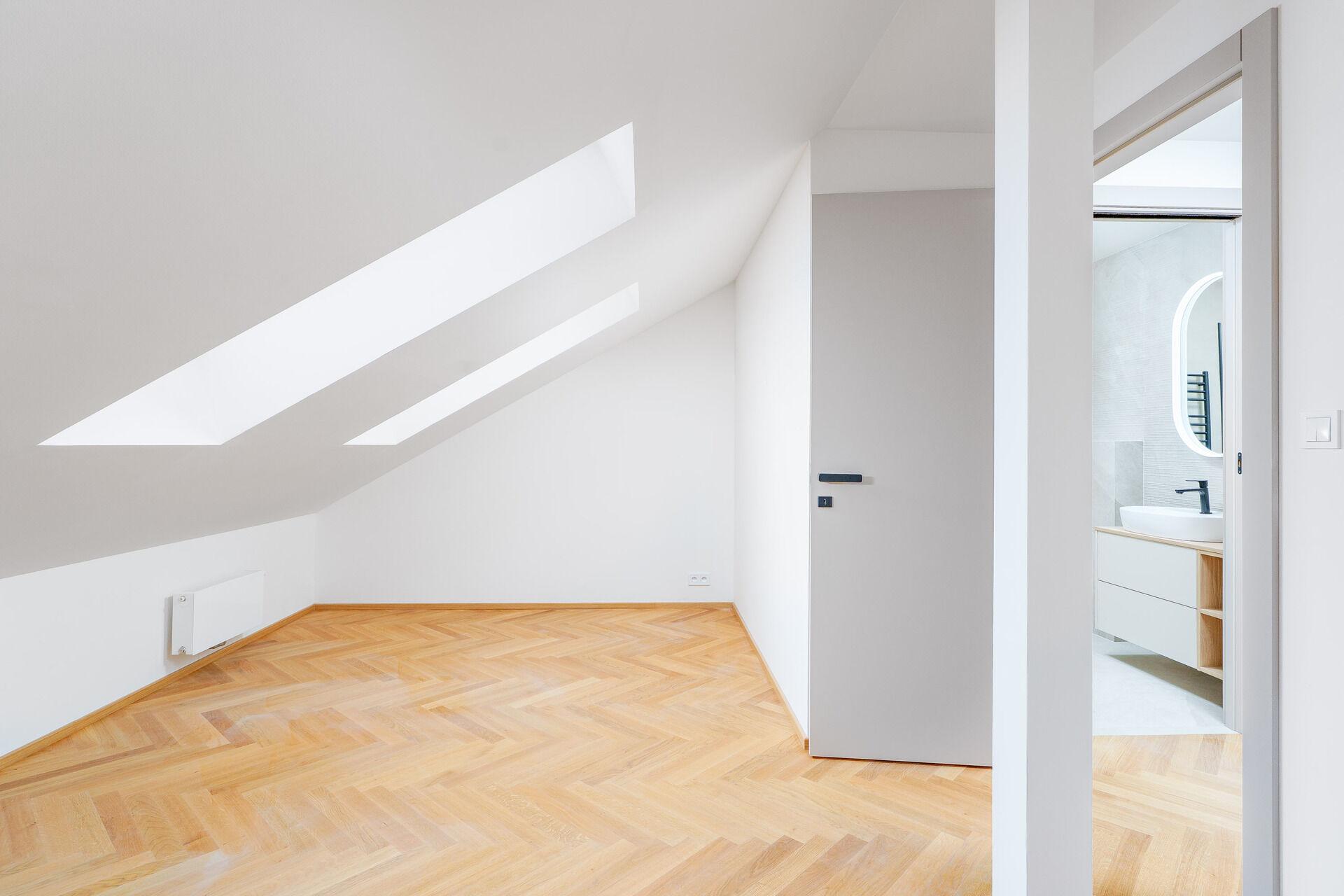 Byt 2+kk s terasou a parkovacím stáním ve dvoře.