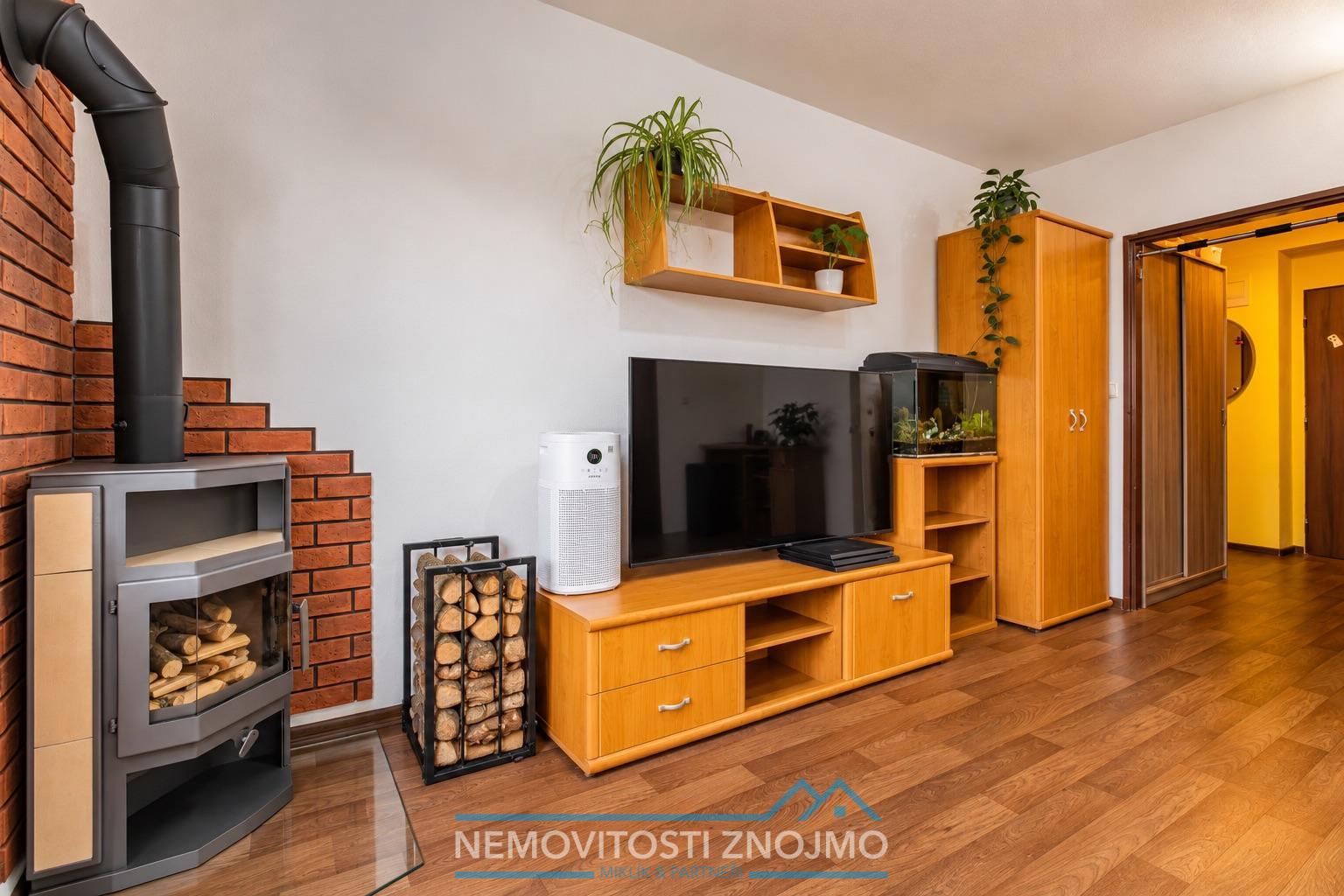 Uspořádaný moderní obývací pokoj