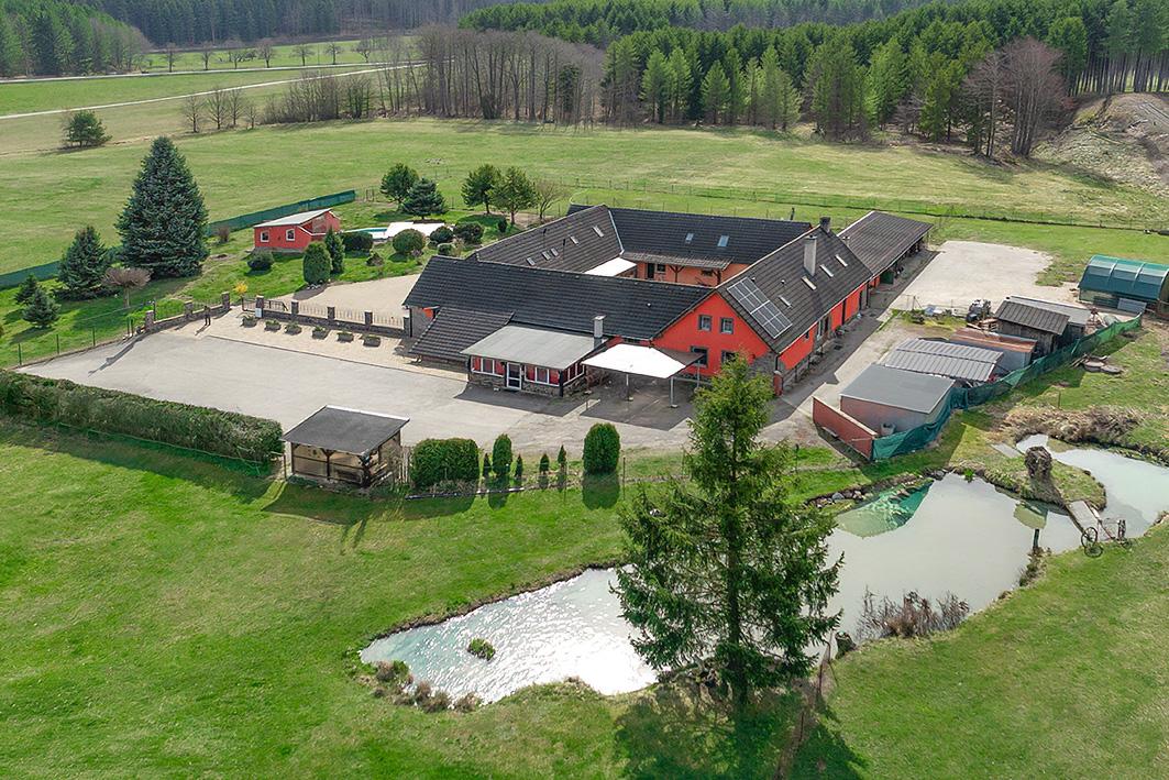 areál s jezírkem.jpg