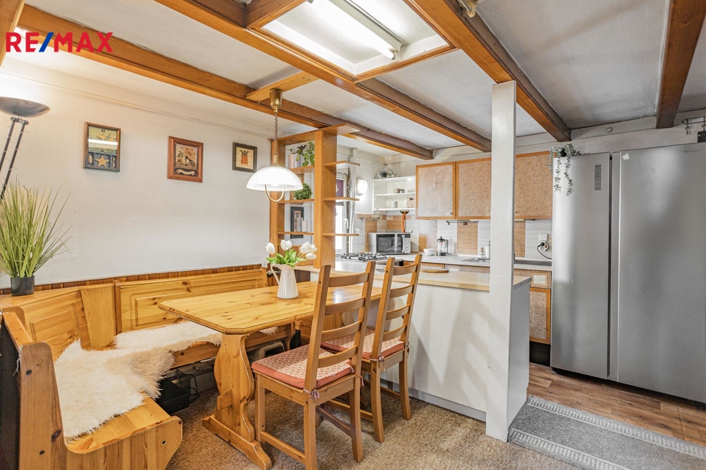 Pohled na jídelní kout a kuchyňskou linku