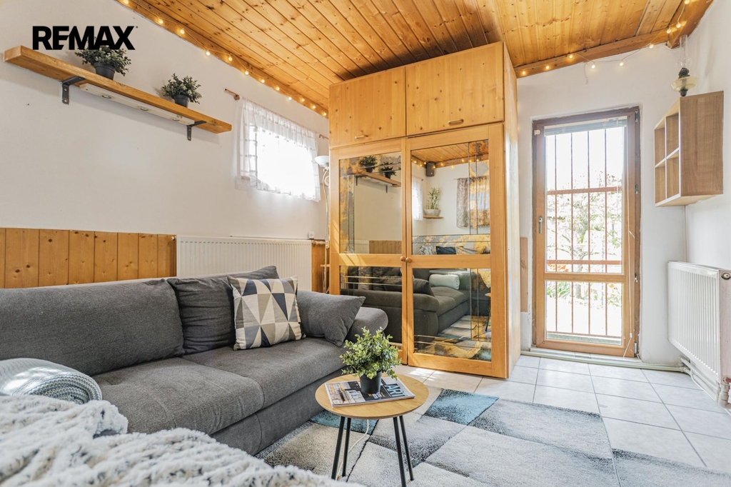 Obývací pokoj se vstupem do zahrady