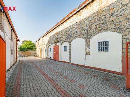 Prodej nájemního domu, 1 500 m²