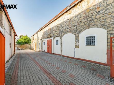 Prodej nájemního domu, 1 500 m²