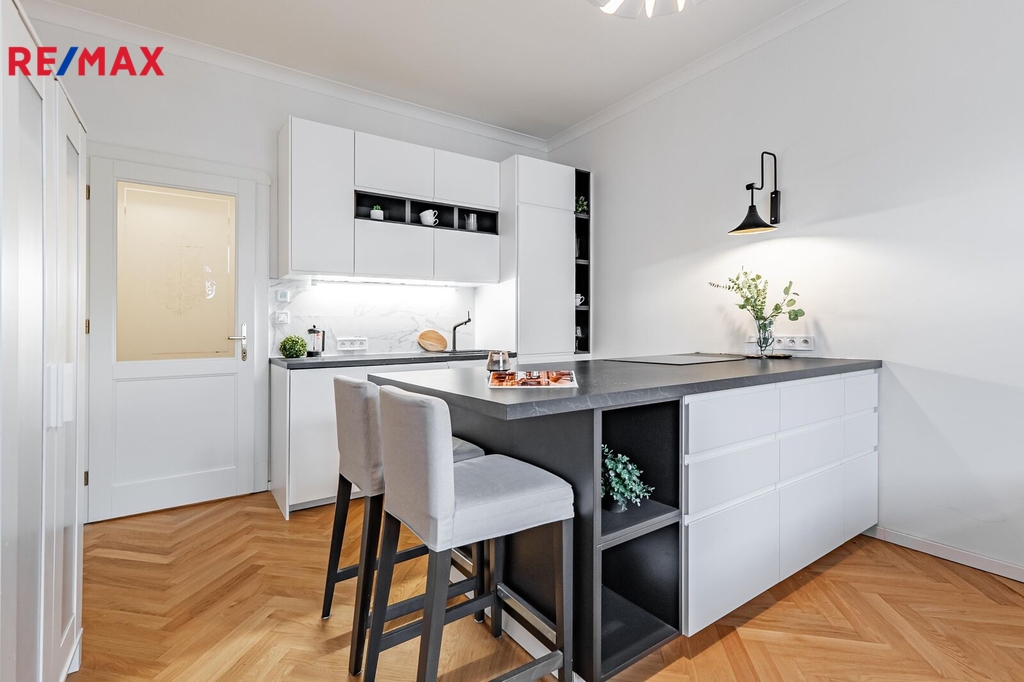 Pohled na kuchyňskou linku s barovým pultem