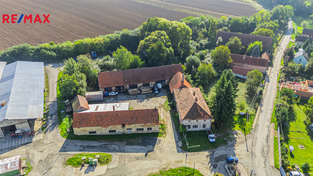 Pohled na usedlost z dronu