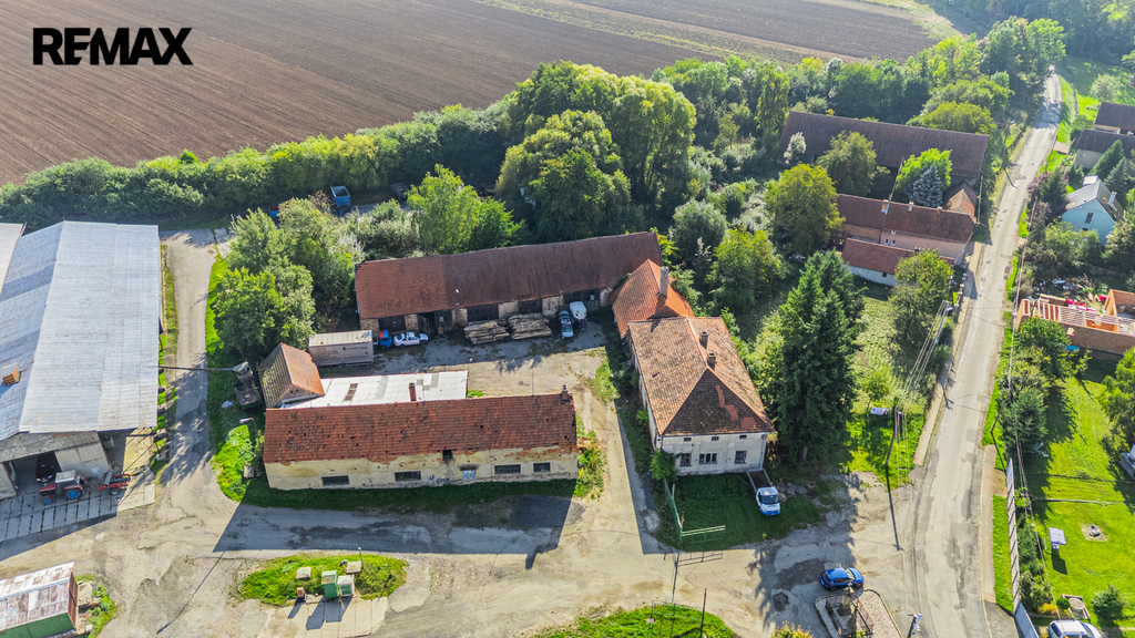 Pohled na usedlost z dronu