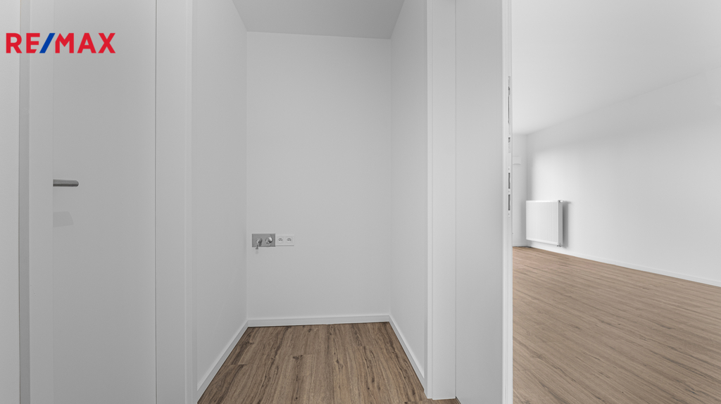 Místo pro vestavěnou skříň a pračku