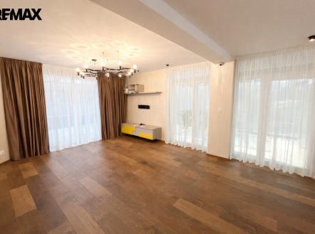 Pronájem domu/vily, 280 m²