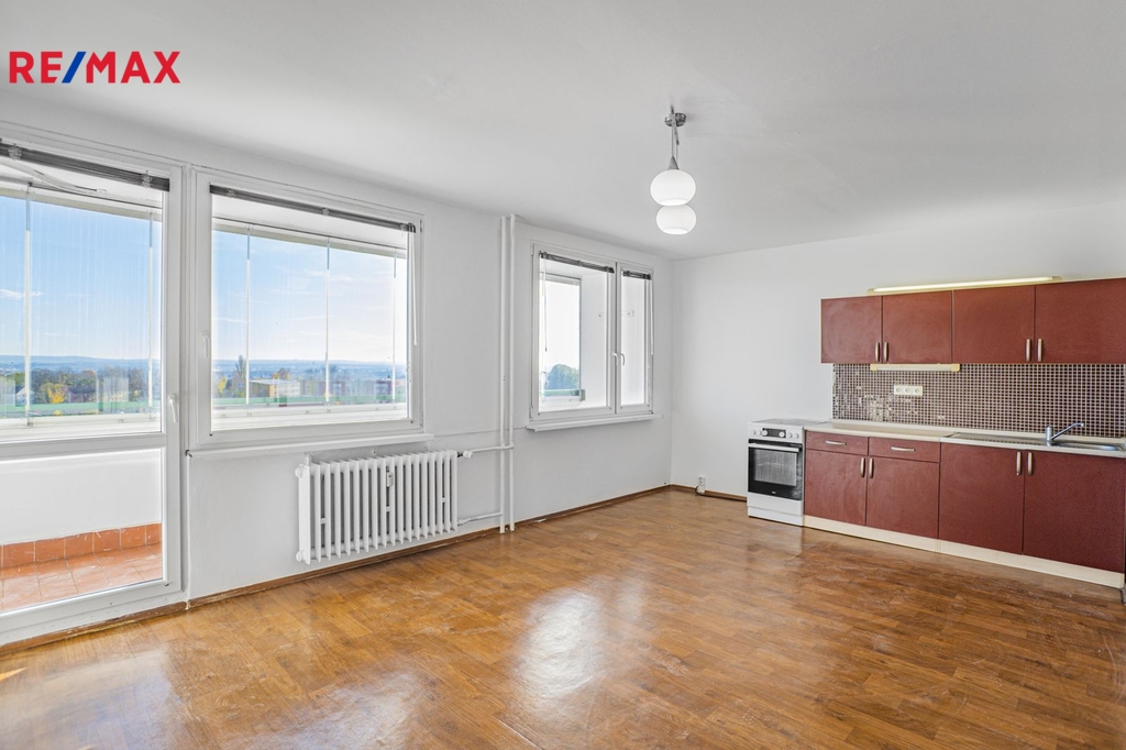 Obývací pokoj s kuchyňským koutem a vstupem na lodžii