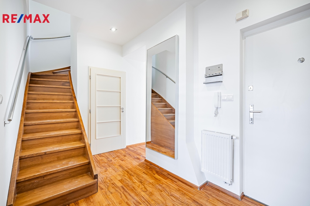 Vstupní předsíň se schodištěm do patra mezonetu