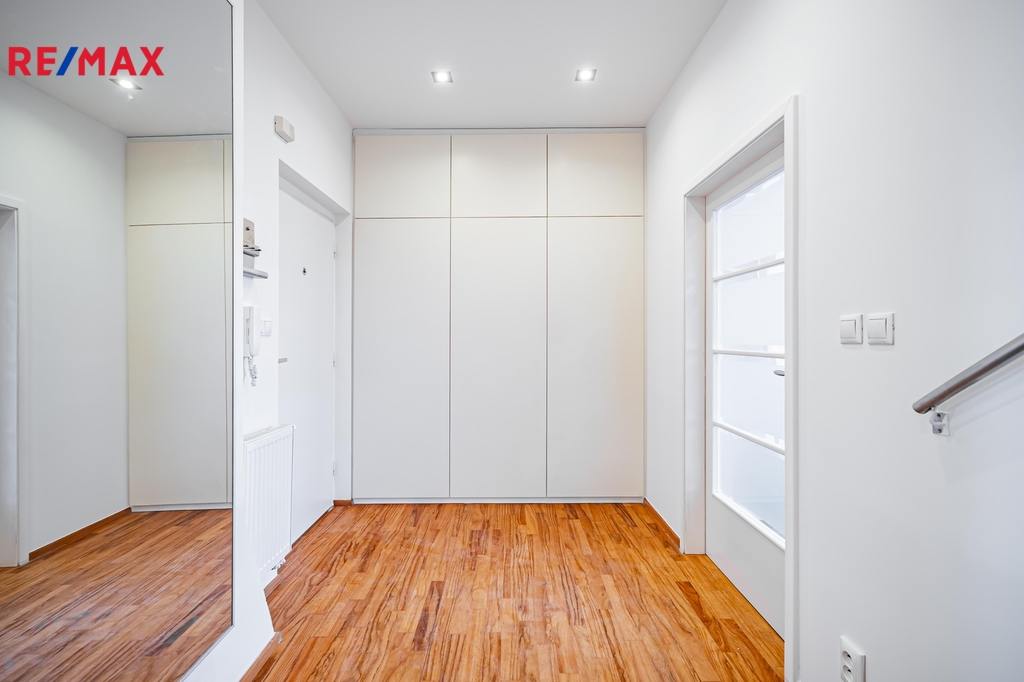 Vstupní předsíň s vestavěnou skříní