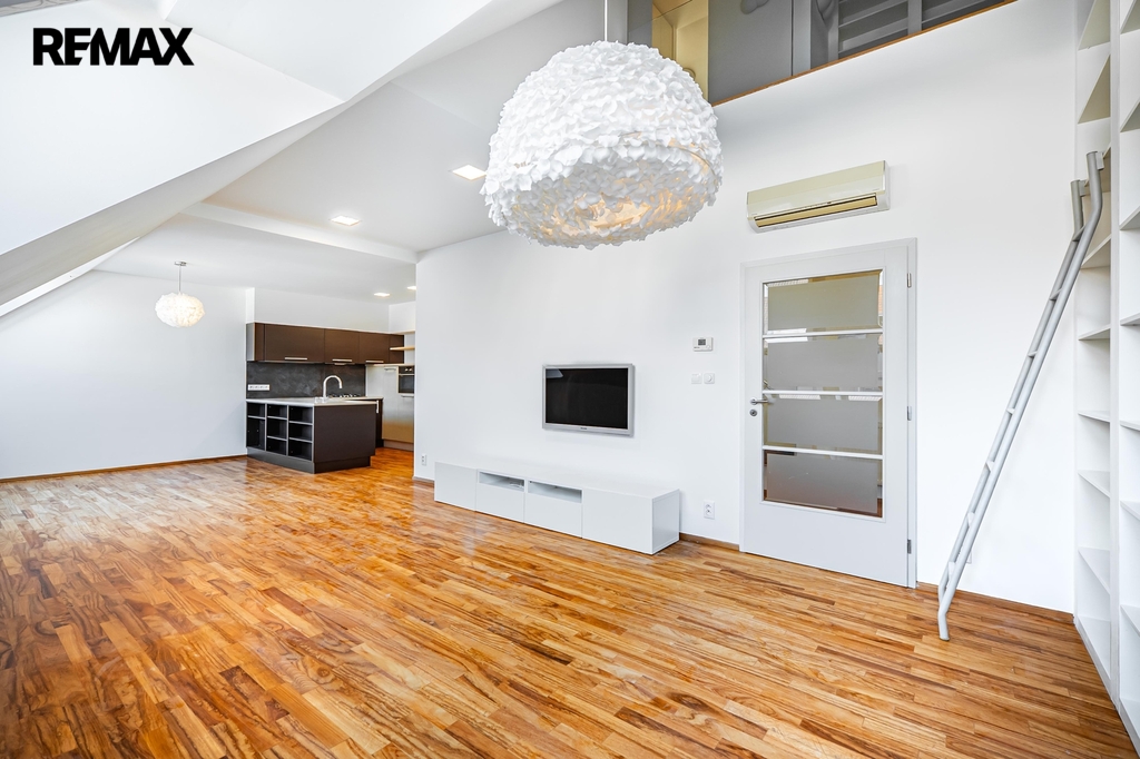 Pohled na obývací pokoj s kuchyňskou linkou