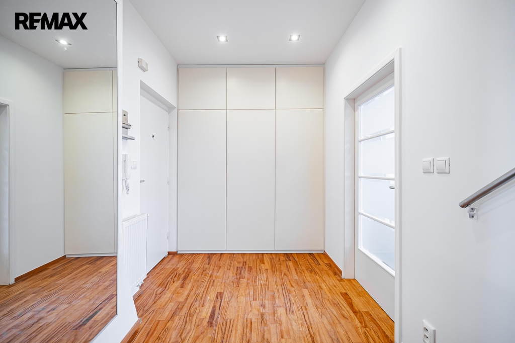 Vstupní předsíň s vestavěnou skříní