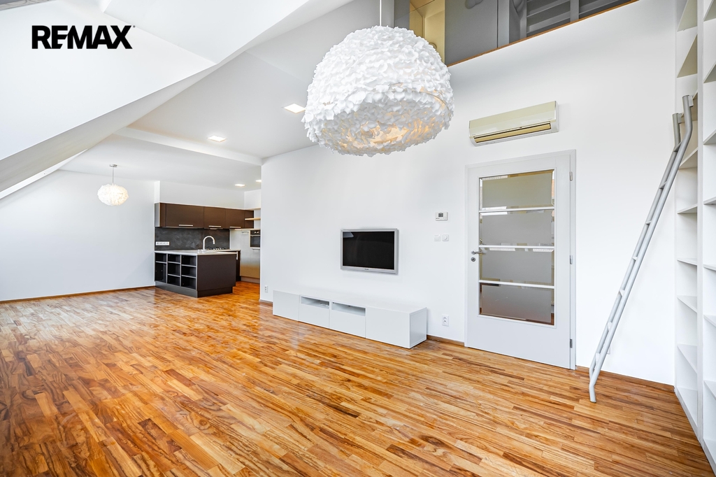 Pohled na obývací pokoj s kuchyňskou linkou