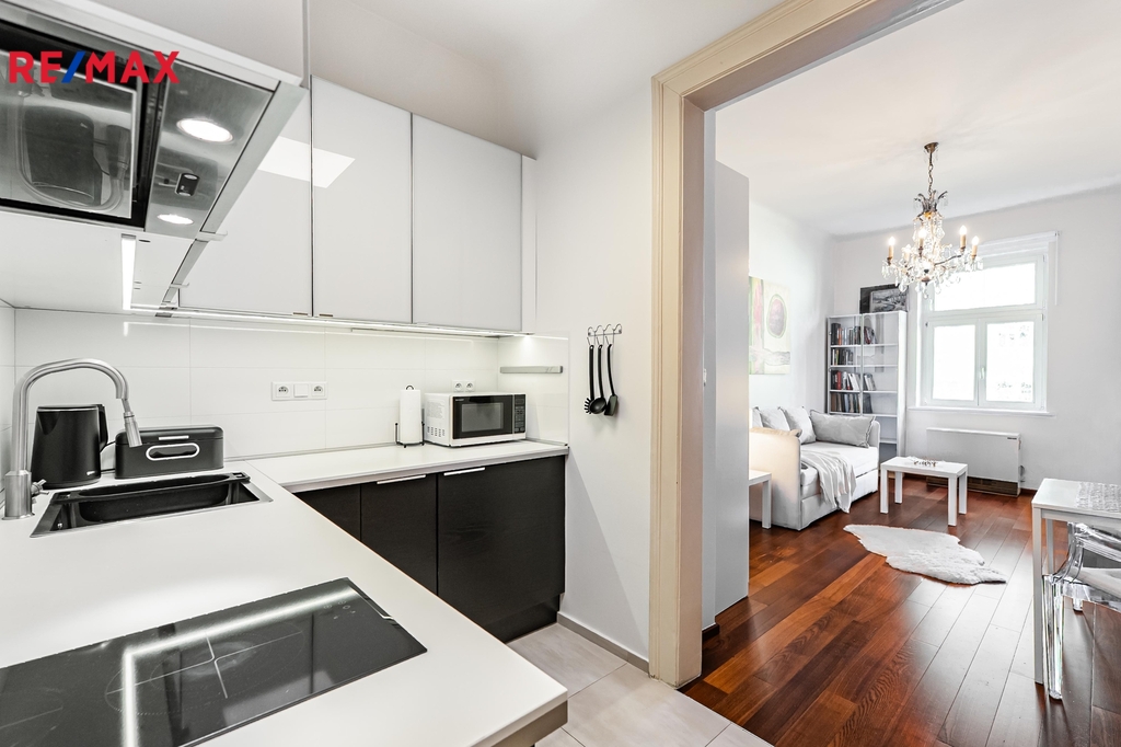 Kuchyňský kout s pohledem do obývacího pokoje