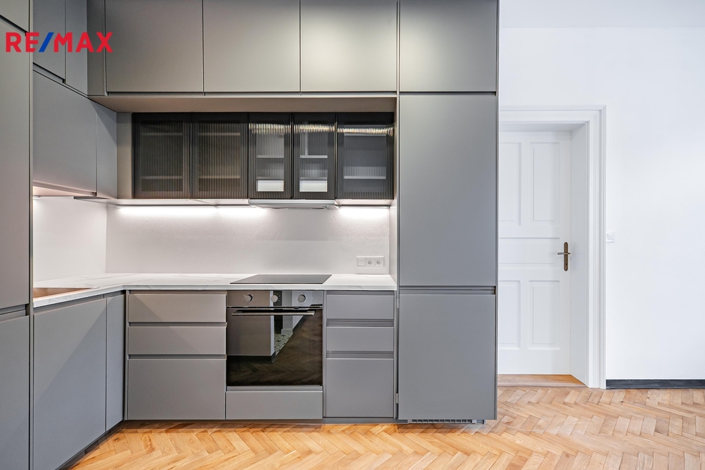 Kuchyňská linka s integrovanými spotřebiči