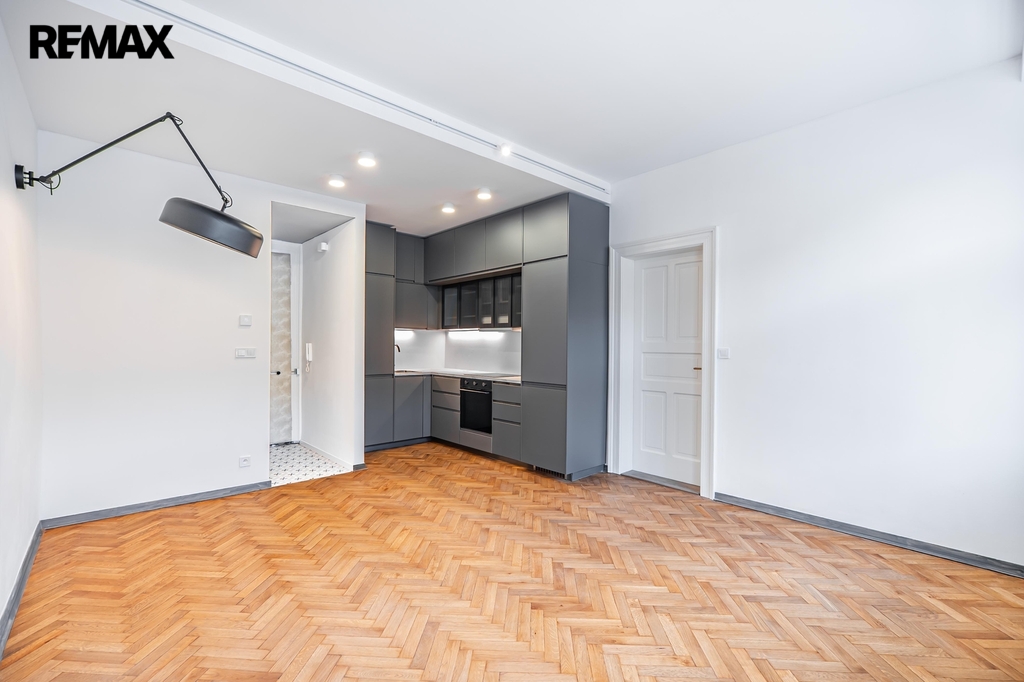 Pohled na kuchyňskou linku a vstupní předsíň