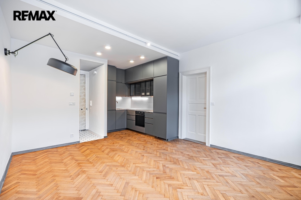 Pohled na kuchyňskou linku a vstupní předsíň