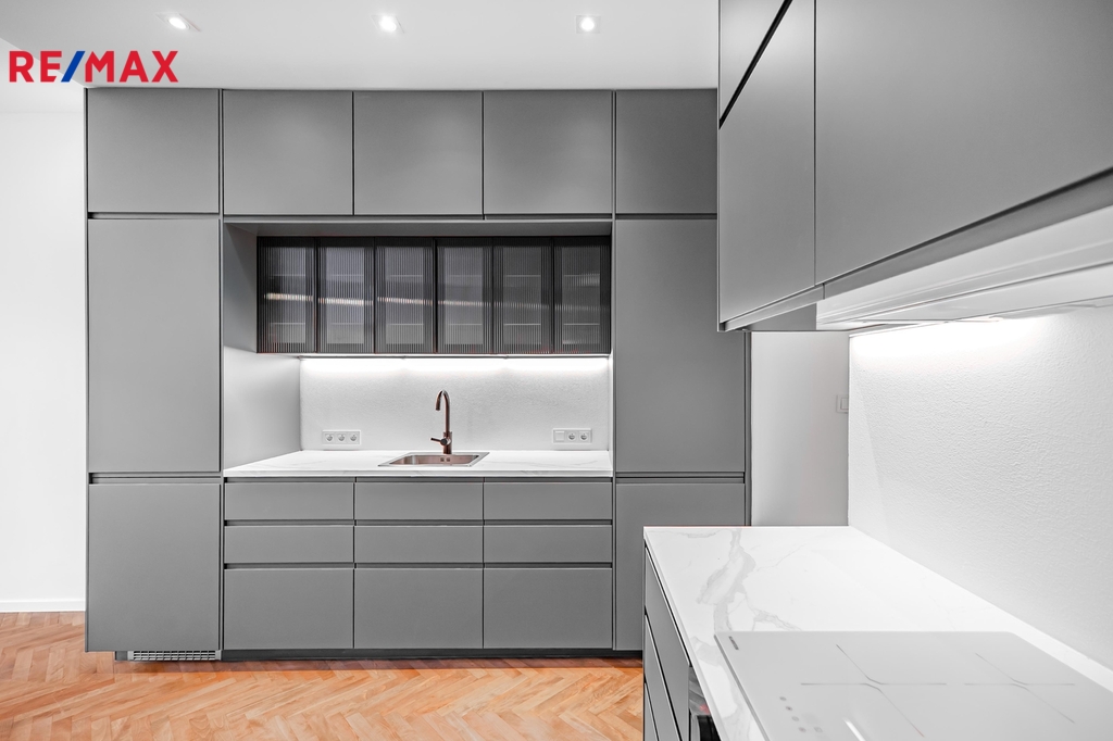 Pohled na kuchyňskou linku se zabudovanými spotřebiči