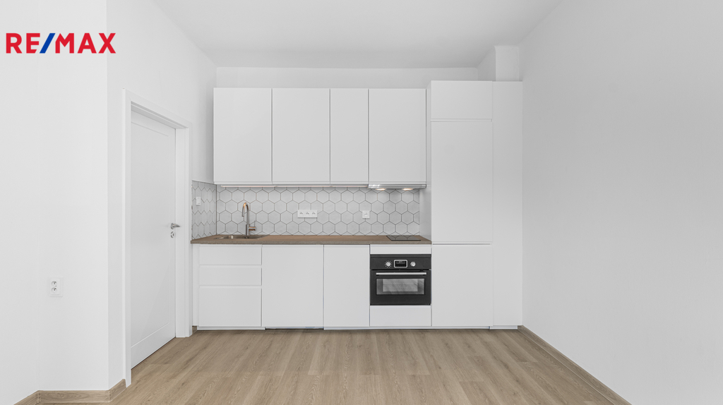 Kuchyňská linka má dostatek úložných prostor