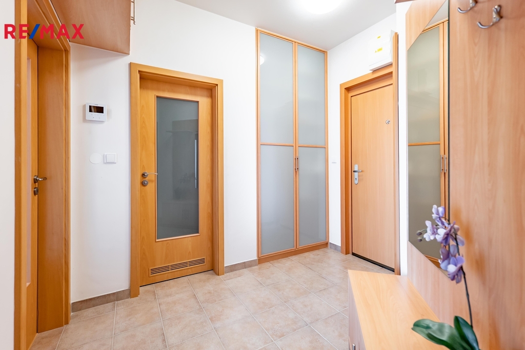 Předsíň disponuje velkým množstvím úložných prostor