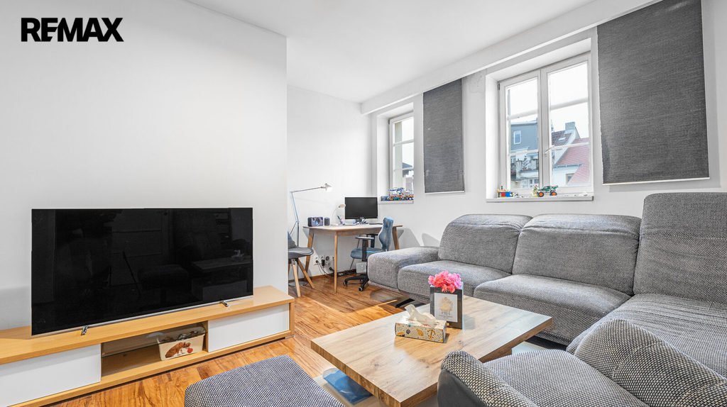 Obývací pokoj má okna do klidného vnitrobloku