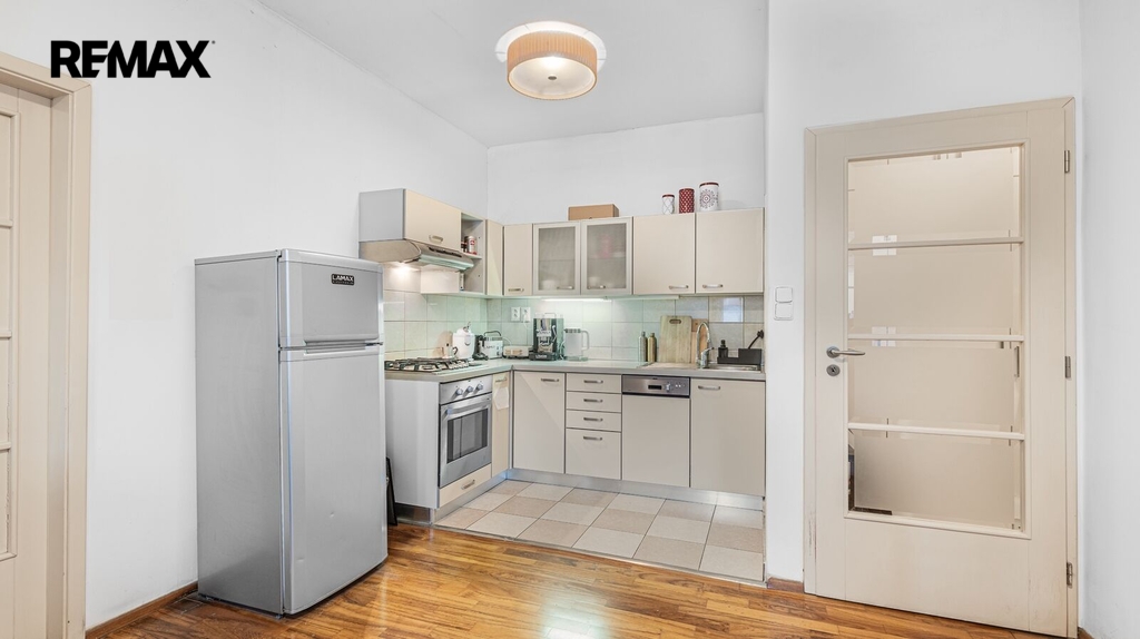 Pohled z obývacího pokoje na kuchyňskou linku