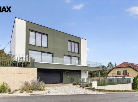 Novostavba rodinného domu 358 m² s výtahem a fotovoltaikou v obci Sedlec nedaleko Prahy