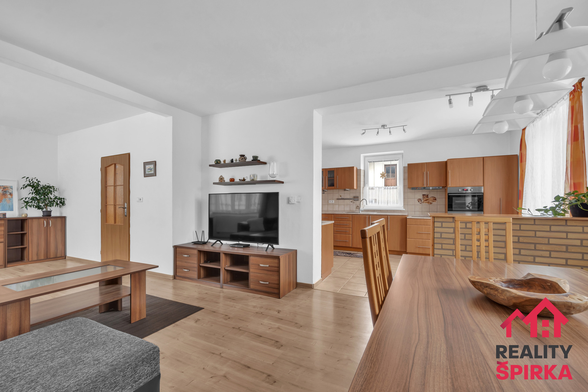 Prodej domu 4+1 s garážemi, terasou a pergolou, pozemek 870 m2, Staré Město, okres Svitavy