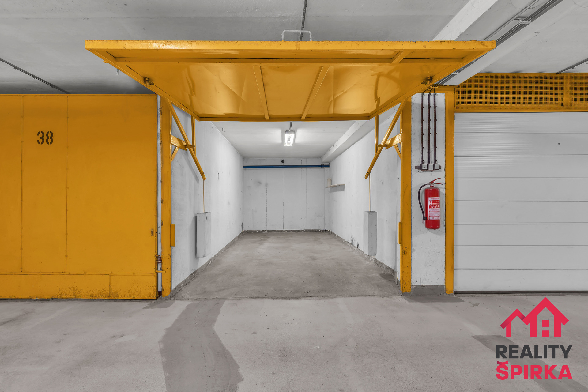 Prodej, garáž 18 m2, ul. Na chobotě, Řepy, Praha 6